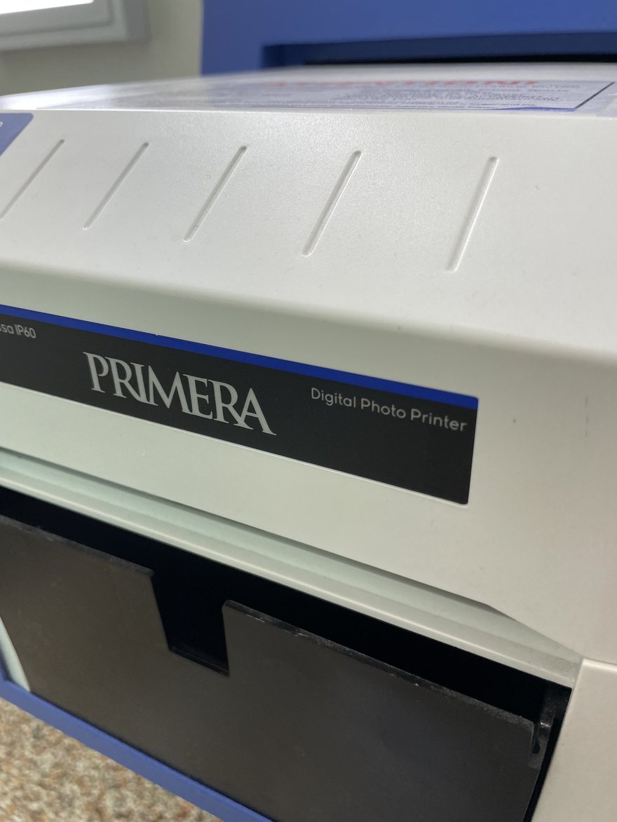Photo Slate 機台內 PRIMERA Digital Photo Printer 的機身銘牌特寫