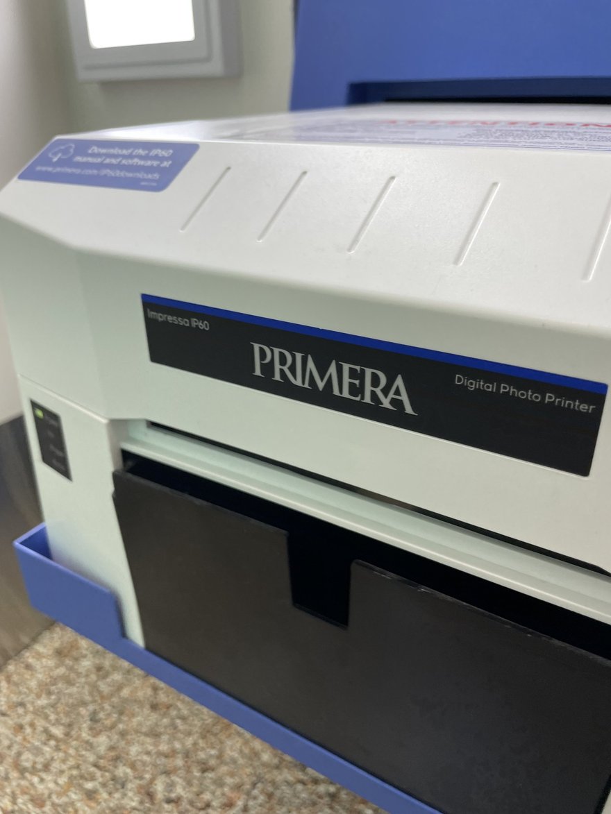Photo Slate 機台內 PRIMERA 印表機的正面，機身下方為出紙托盤