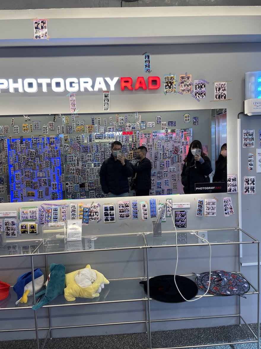 Photogray RAD 的鏡面牆與樣張陳列，鏡子上方印 PHOTOGRAY RAD 字樣