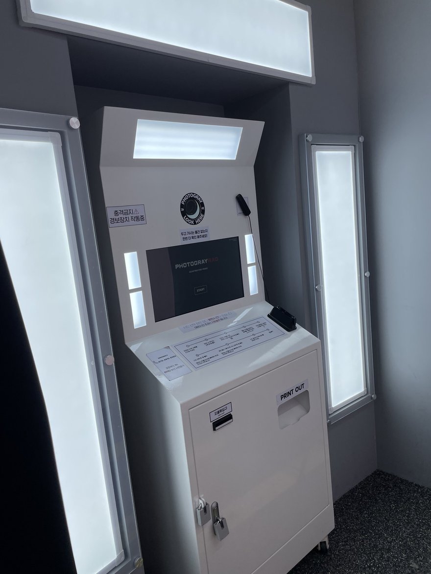 Photogray RAD 的機台外觀，白色機殼上方為相機模組，下方為觸控操作面板