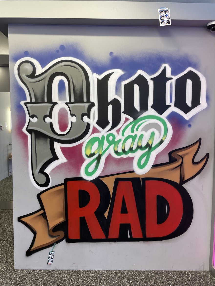 Photogray RAD 店內的手繪塗鴉牆，以黑白紅三色寫出 Photogray RAD 品牌字樣與街頭風格插畫