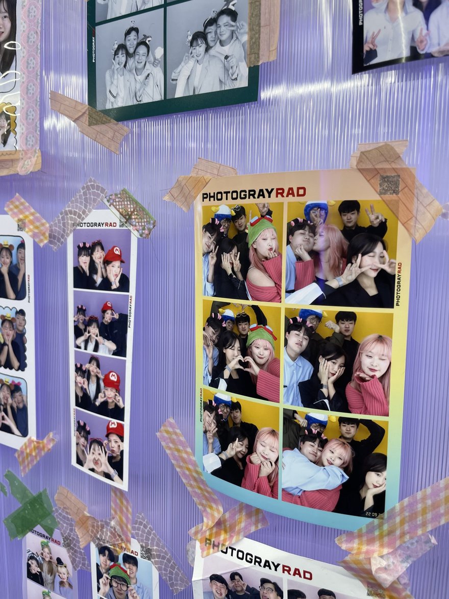 Photogray RAD 店內的樣張展示區與品牌看板，牆上以貼紙與樣張構成視覺