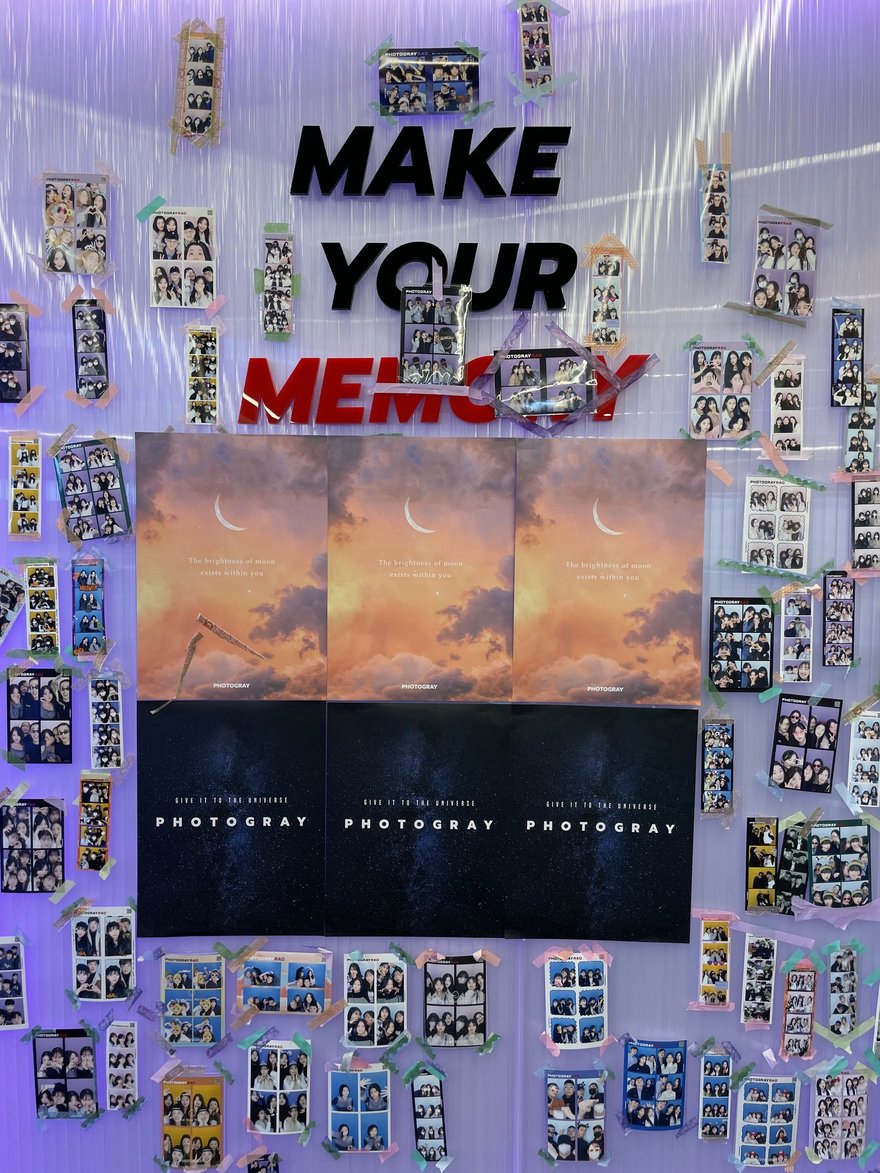 Photogray RAD 牆面上的 MAKE YOUR MEMORY 標語與樣張陳列