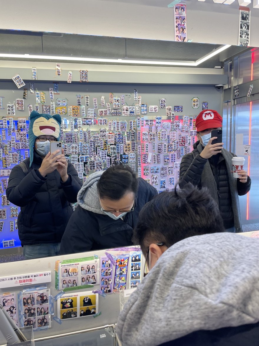 Photogray RAD 店內的等候區與鏡面牆，顧客在鏡前整理儀容