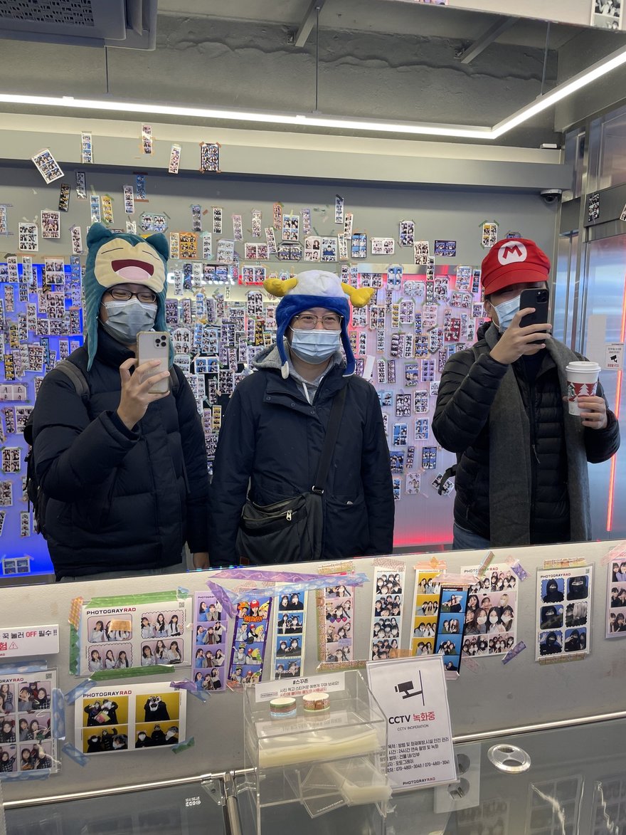 Photogray RAD 店內鏡面牆的全景，兩側貼滿樣張、檯面擺放道具