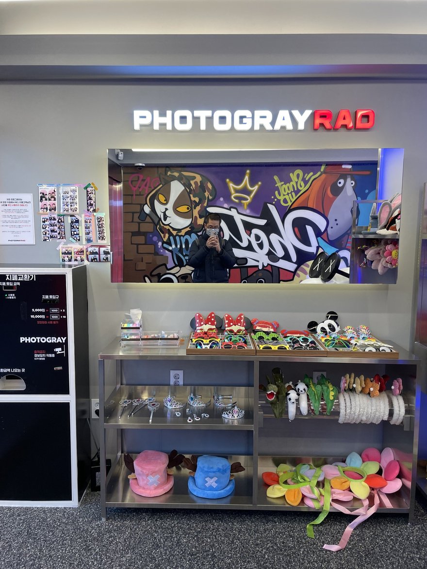 Photogray RAD 店內的道具展示櫃與玩偶陳列，櫃上放著皇冠髮飾與絨毛帽