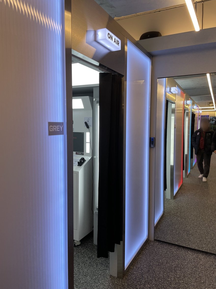 Photogray RAD 第二家門市的店內陳設，玩偶道具櫃與品牌塗鴉牆