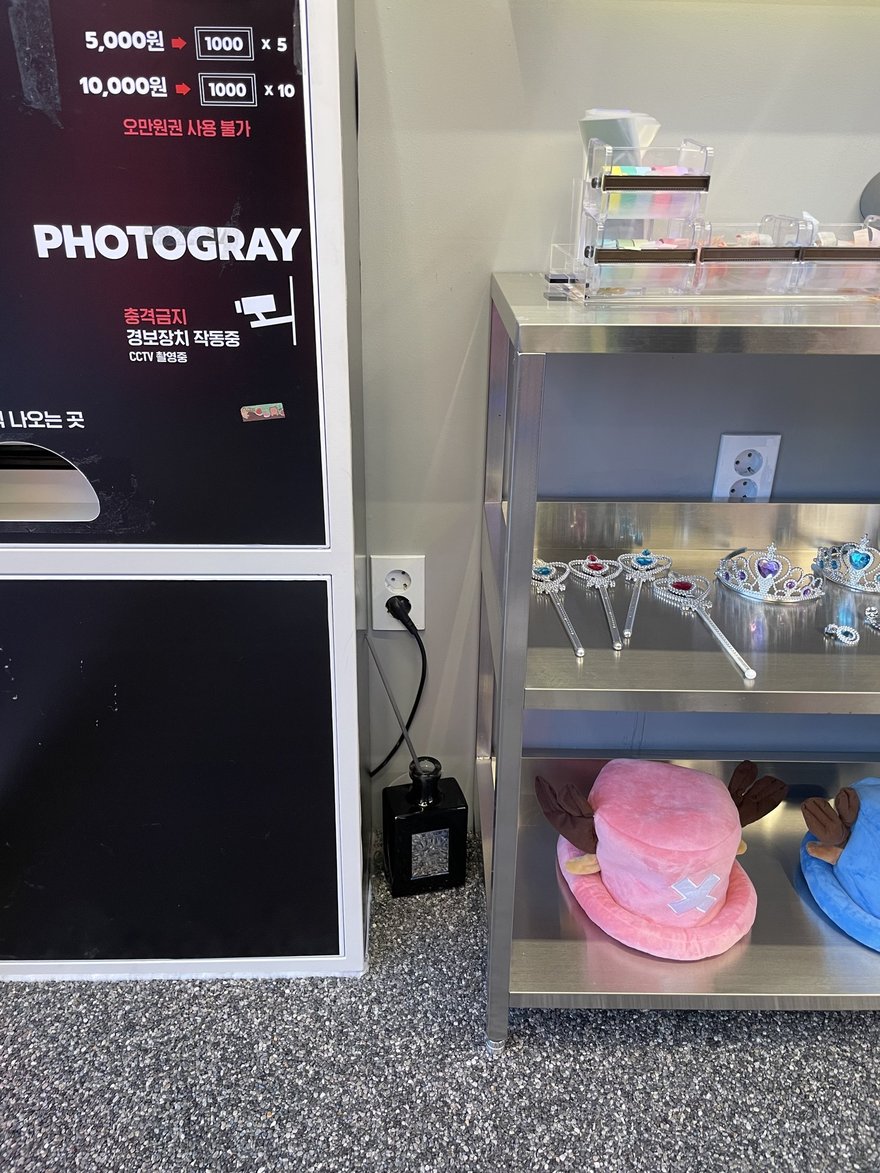 Photogray RAD 店內牆上的兌幣機，面板標示 5,000 韓元換 1,000 韓元五張、10,000 韓元換十張，紅字寫오만원권 사용 불가，也就是不收五萬元鈔。