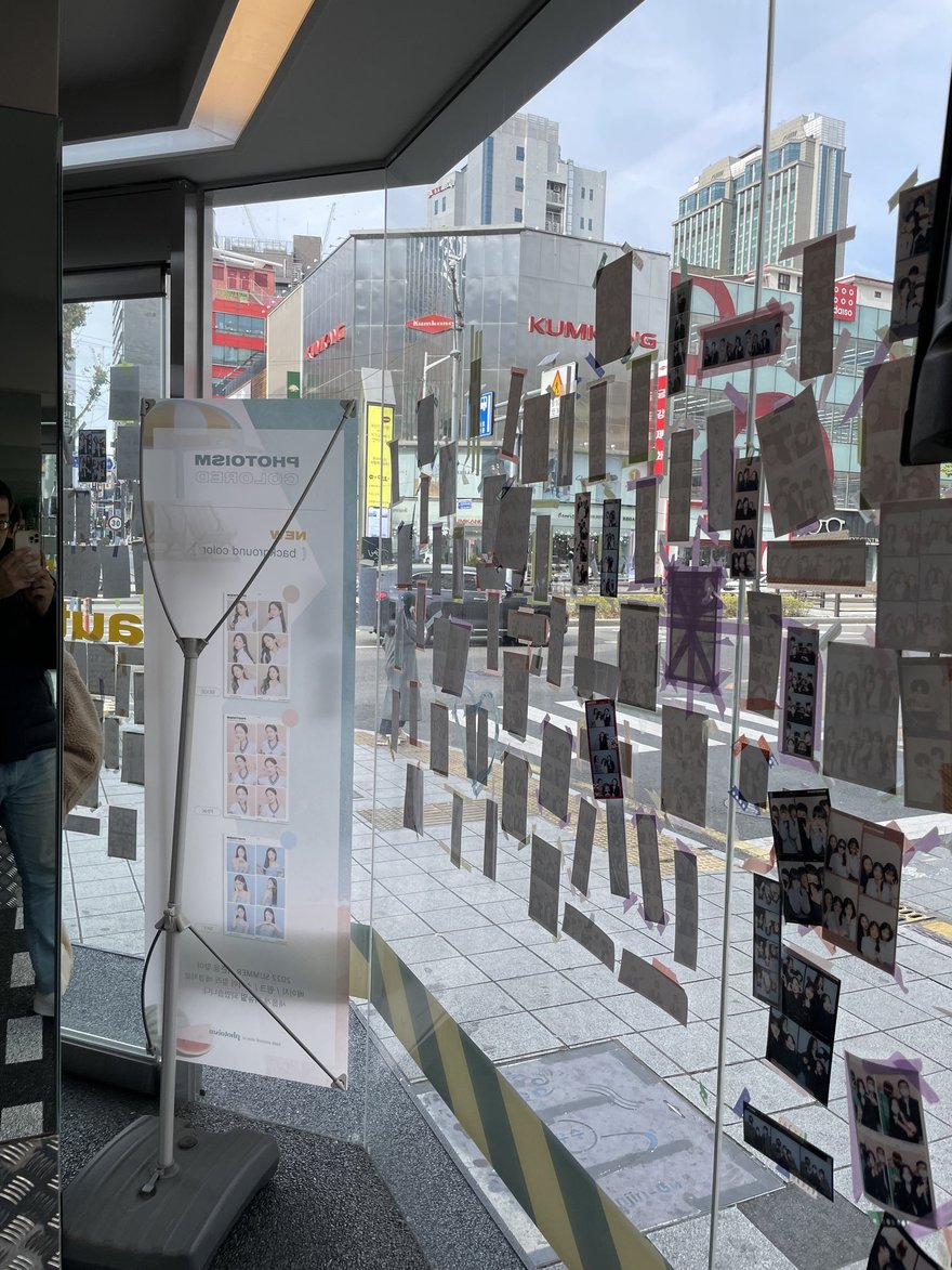 PHOTOISM COLORED 店外街景與樣張展示柱
