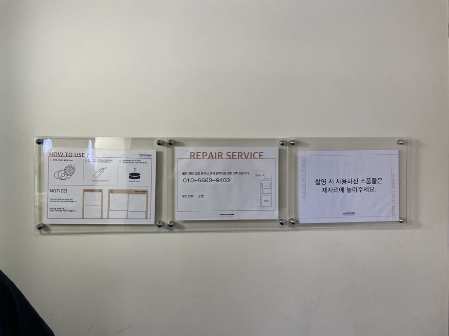 PHOTOISM COLORED 店內牆上的 REPAIR SERVICE 告示與維修聯絡資訊