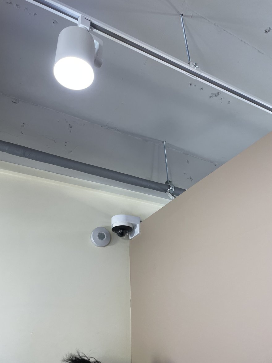 PHOTOISM COLORED 店內的天花板燈具與監視器