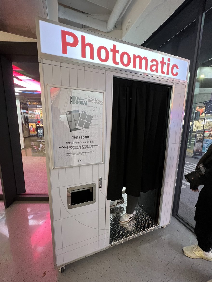 Photomatic 拍照亭的另一個角度，可見亭體側面與周邊商場環境