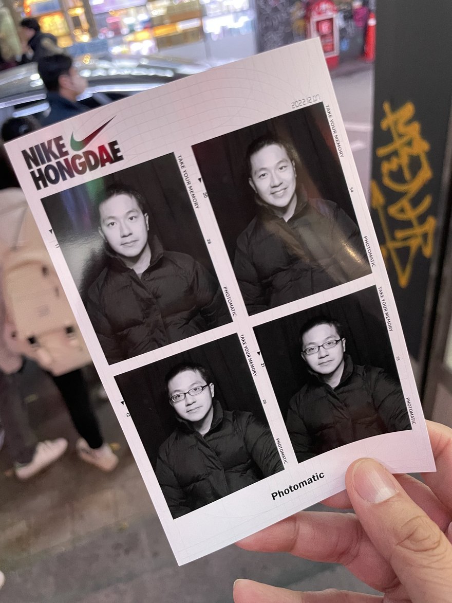 Photomatic 當天拍攝的成品照，黑白四格版面，上方印 NIKE 標誌與 NIKE HONGDAE 字樣，底部印 Photomatic