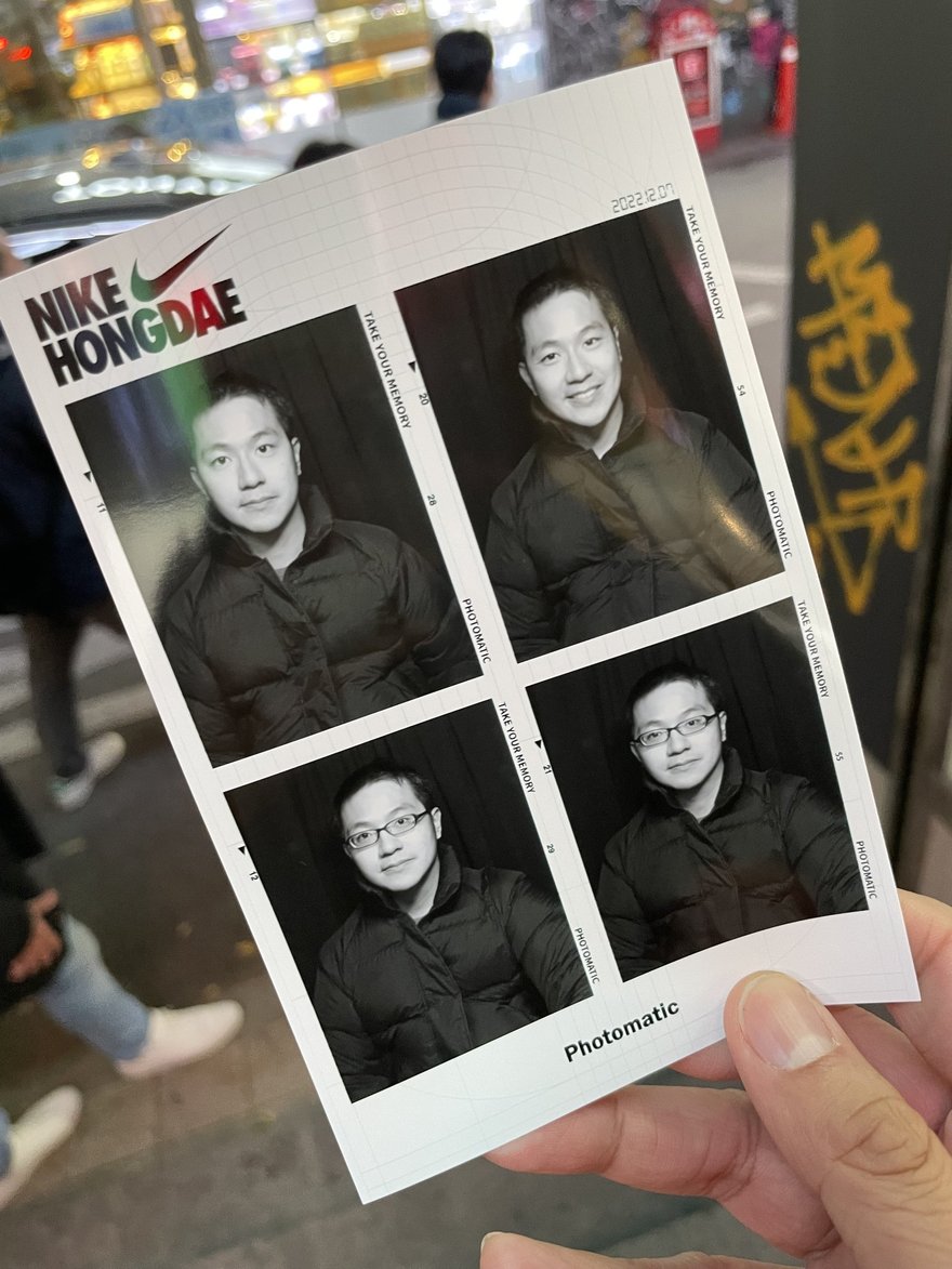 Photomatic 成品的另一張手持紀錄照，黑白四格版面與 NIKE HONGDAE 標示