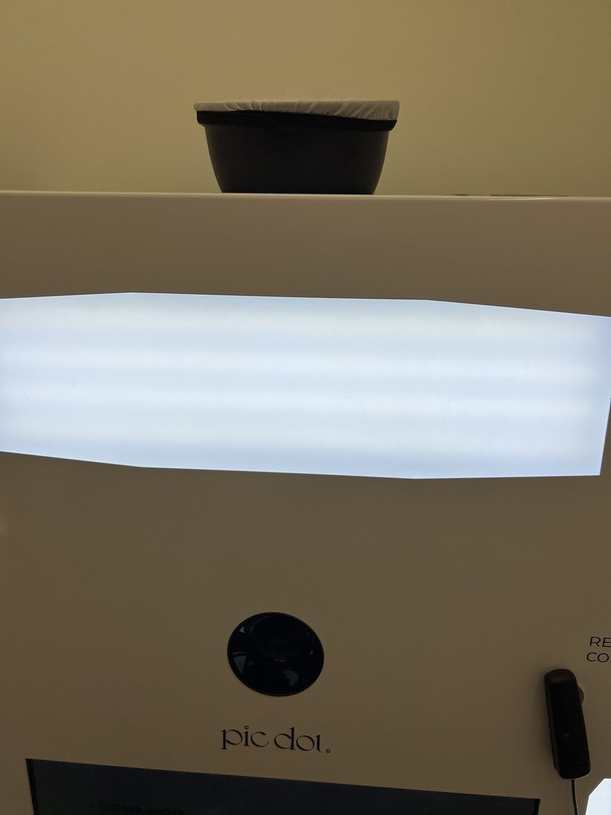 pic dot 機台上方的相機模組與柔光燈箱特寫，機身印有 pic dot 品牌名