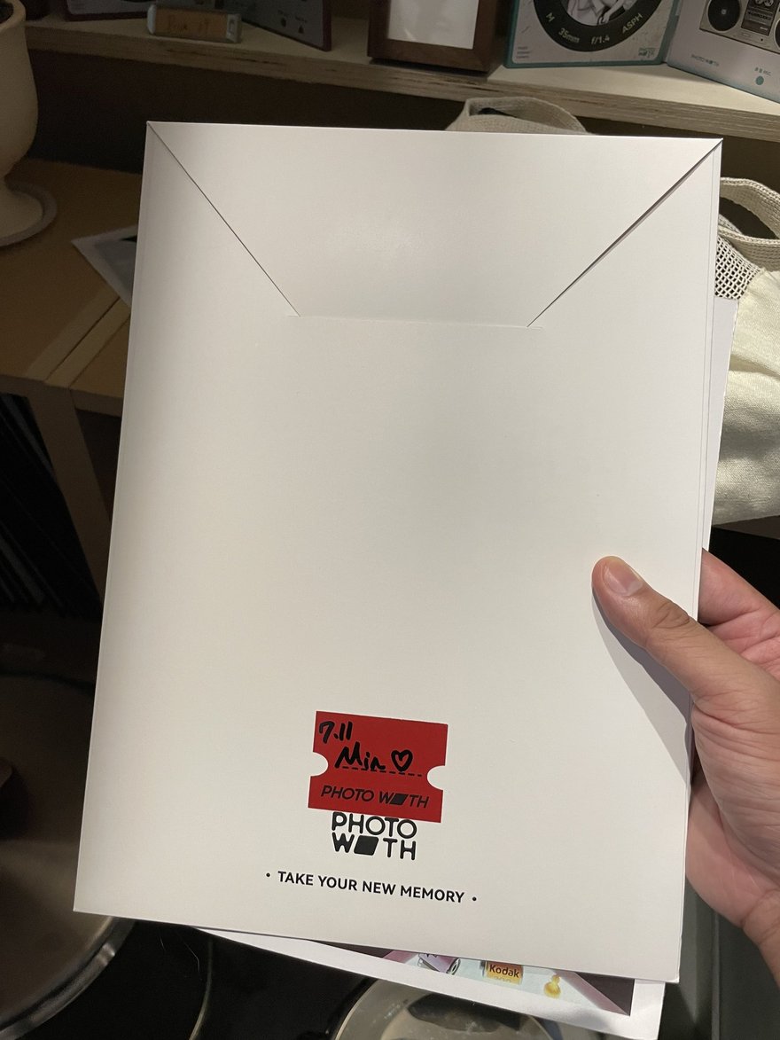 PhotoWith 的成品包裝，白色 A4 信封貼上紅色票券貼紙並手寫顧客名字
