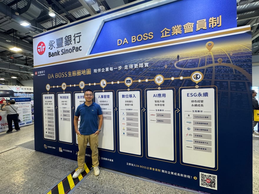 老喬站在永豐 DA BOSS「生態圈地圖」看板前，看板列出銷售通路、物流配送、金流管理、人事管理、數位導入、AI 應用、ESG 永續等生態夥伴