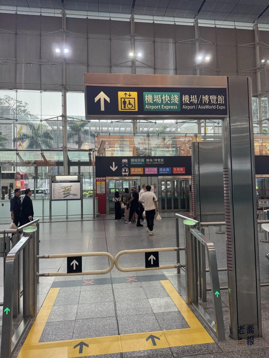 香港站往機場快綫的閘口，上方指標寫著機場快綫 機場 博覽館