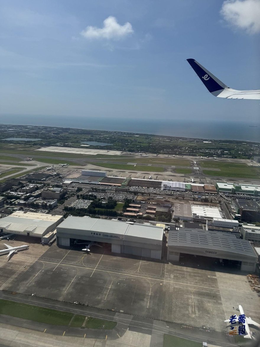 從飛機窗戶俯瞰起飛後的桃園機場停機坪與跑道