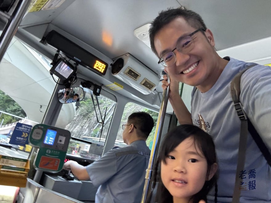 從叮叮車前方看出去的視角，可以看到駕駛座與前方路況