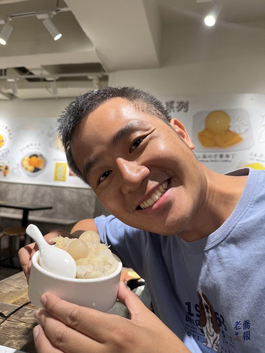 甜品店桌上的刨冰與芒果甜品，老喬與哈哈一起入鏡
