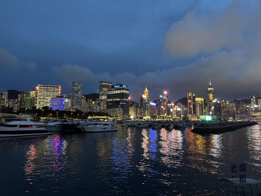 夜晚的維多利亞港，對岸是九龍的燈火與高樓天際線