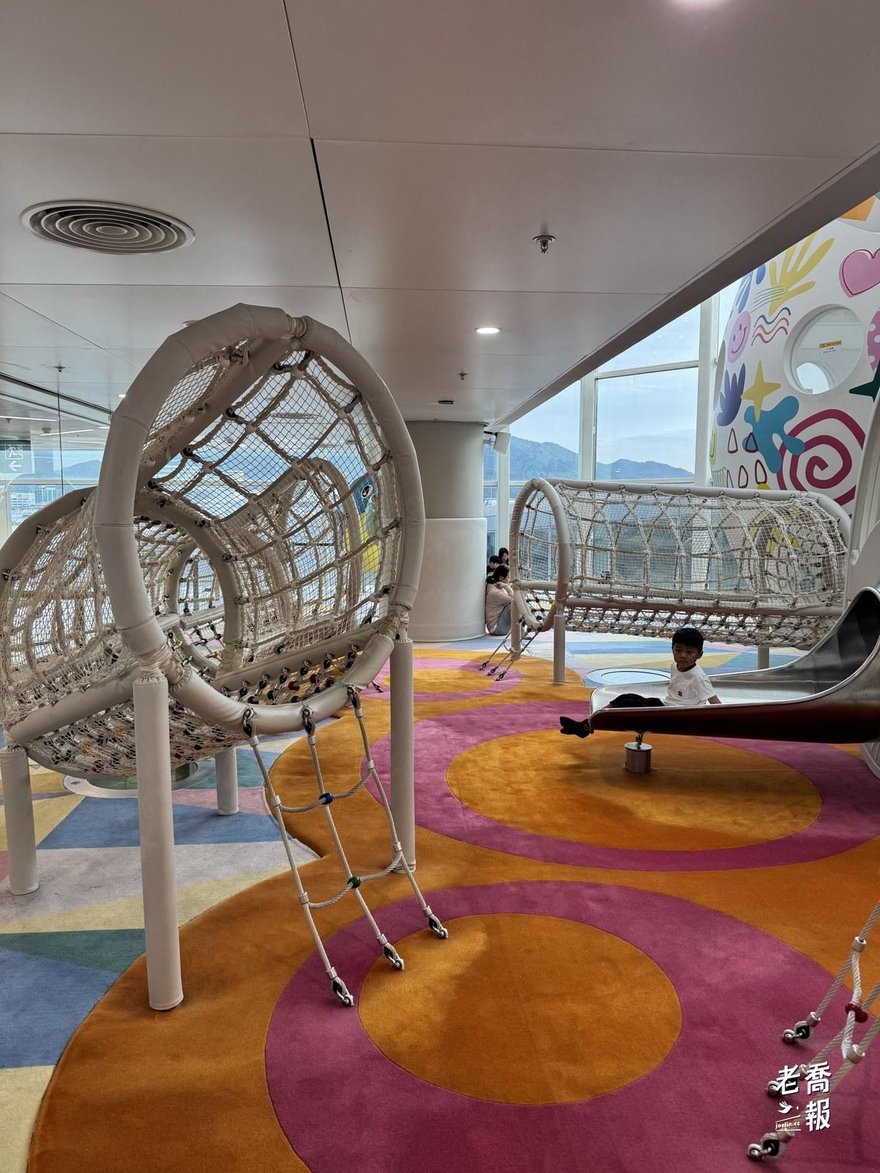 香港國際機場禁區內的兒童遊樂區，彩色地毯上有藤編造型的攀爬裝置