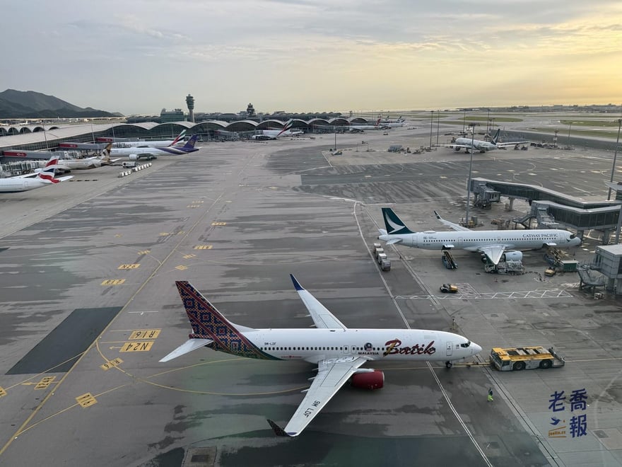 香港國際機場的停機坪，傍晚的天光，停著數架客機