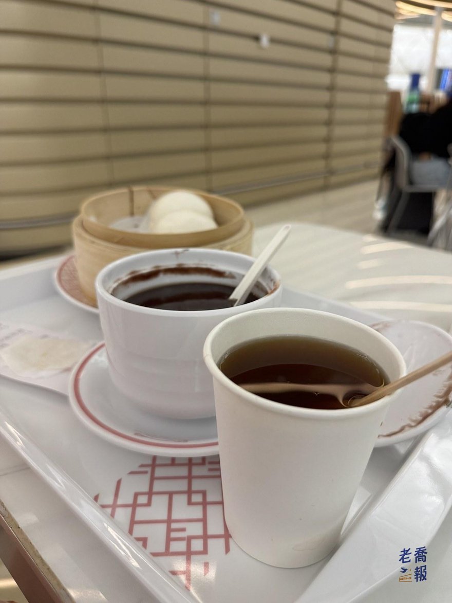 機場餐廳桌上的小籠包與一杯奶茶