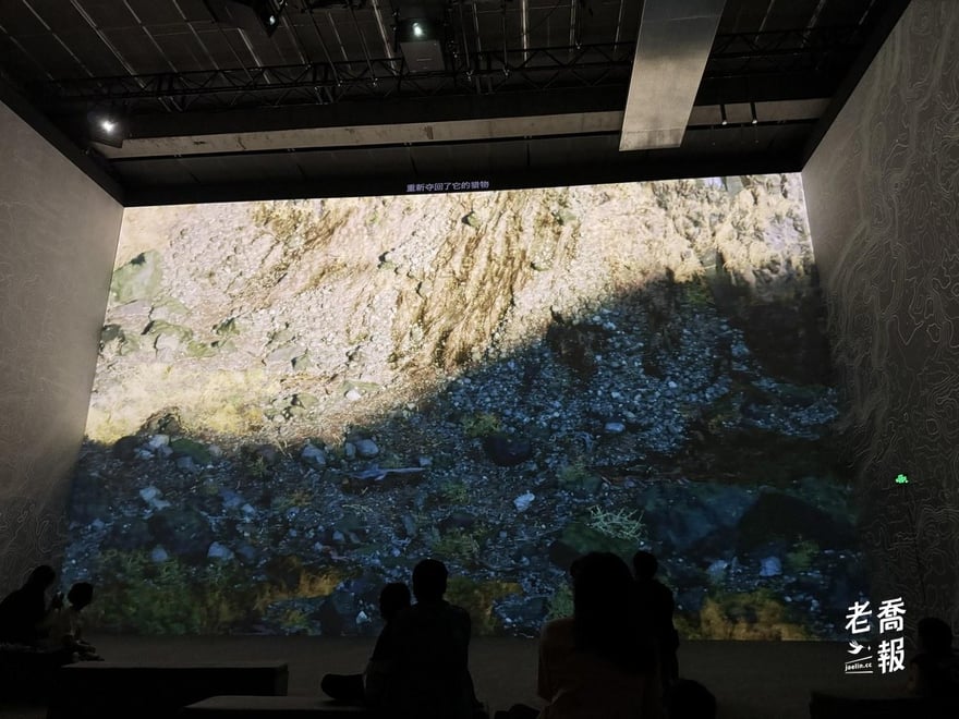 展場地面被投影成藍色發光的水面效果