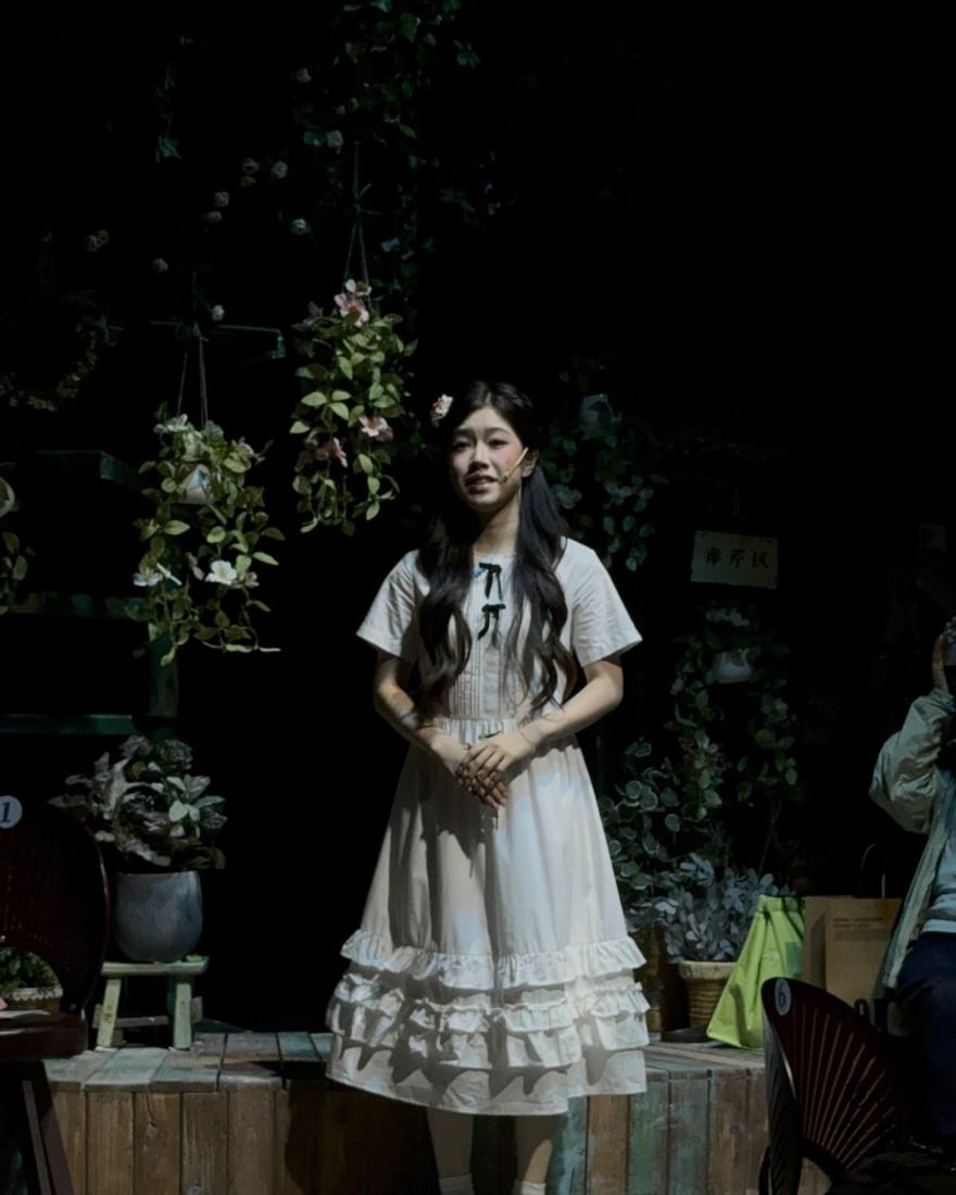 返場第二段，飾演妹妹白椿蒼的李景卉站在花店布景前獨唱，燈光只留一束打在她身上