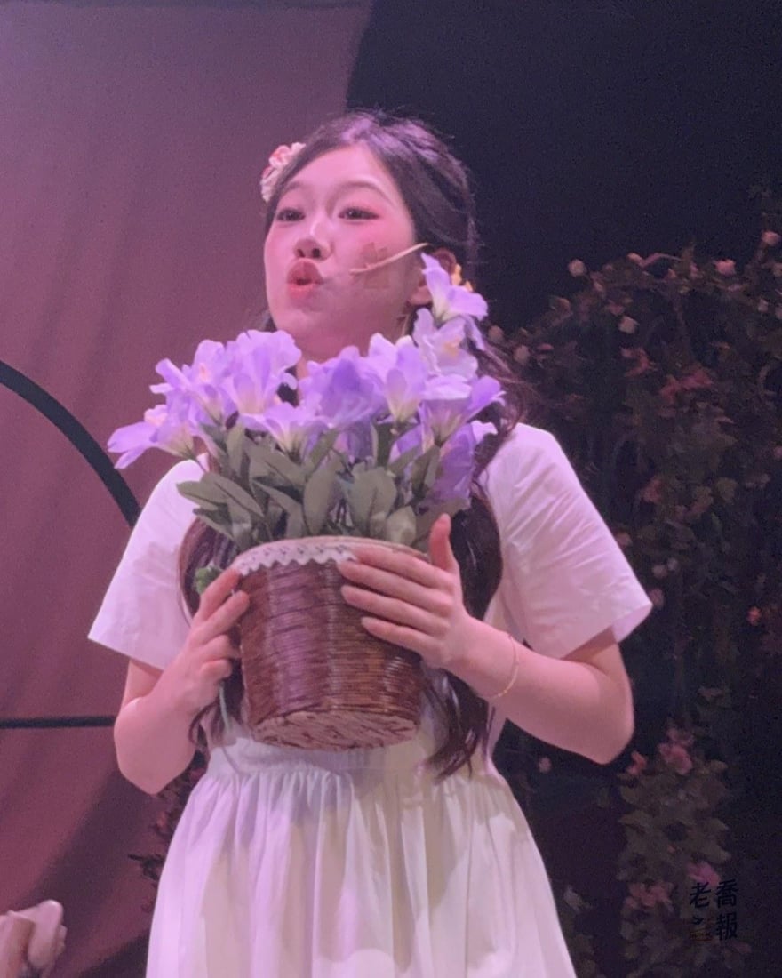 白爪草返場時飾演妹妹白椿蒼的李景卉抱著一盆紫色花束演唱，身穿白色荷葉邊洋裝