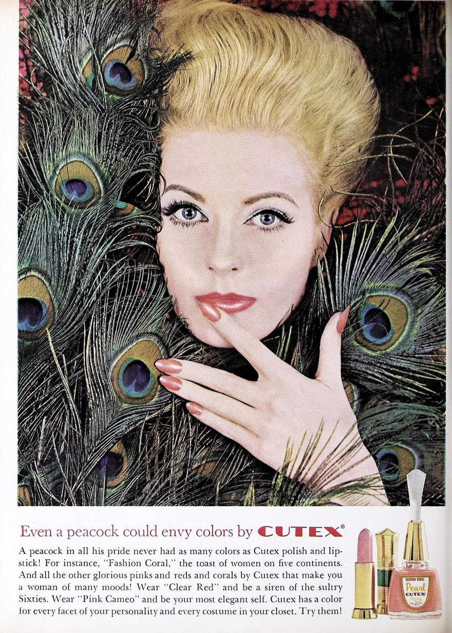 1961 年 Cutex 的廣告，模特兒被孔雀羽毛環繞，標題為「連孔雀都會羨慕 Cutex 的顏色」，文案列出 Fashion Coral、Clear Red、Pink Cameo 等色號並對應不同性格。