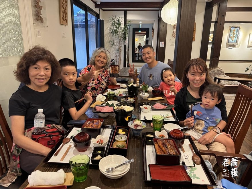老喬一家與同行親友七人在うなぎ元長用餐合照