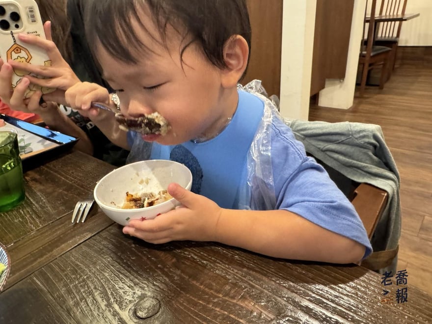 一歲十個月的圈圈在うなぎ元長自己拿湯匙吃飯