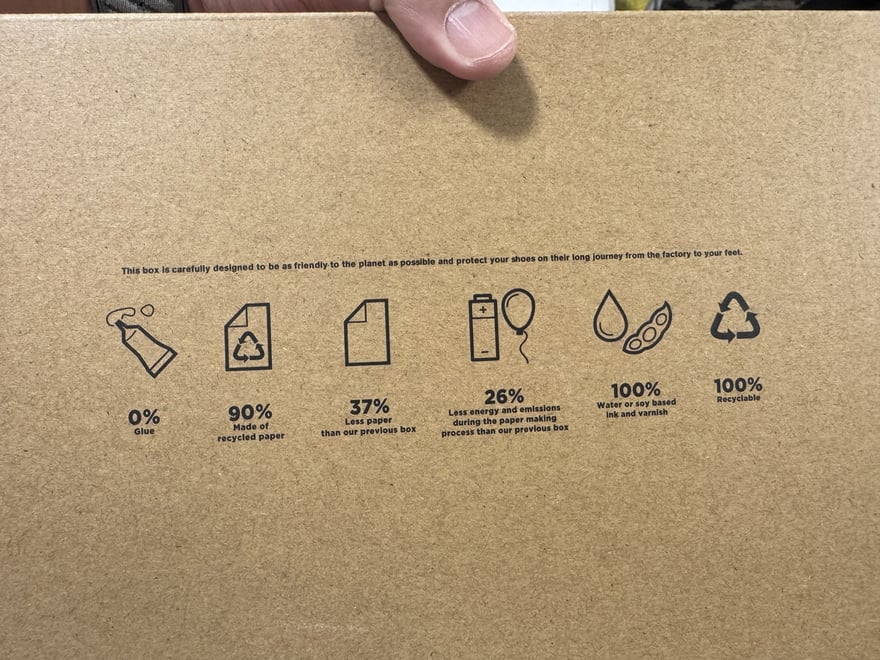Vivobarefoot 鞋盒外側印的環保規格：0% 膠水、90% 使用再生紙、比前一代鞋盒少用 37% 紙張、製紙過程少 26% 能耗與排放、100% 水性或大豆基油墨、100% 可回收。