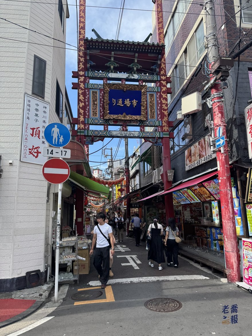 橫濱中華街市場通り的街口牌樓與窄巷人流，左側是神奈川縣指定銘菓的中華菓子店頂好