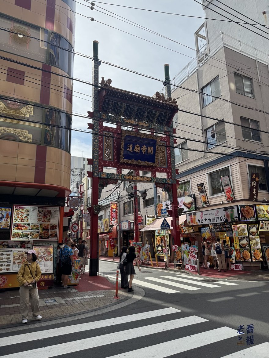 橫濱中華街關帝廟通り的街口牌樓，門額由右至左寫著關帝廟道，斜對角是珍珠奶茶專門店與肉包攤