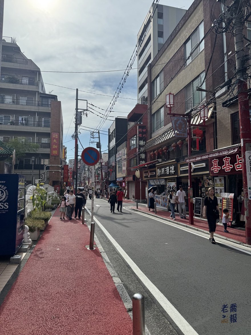 橫濱中華街關帝廟通り的街景，紅色鋪面步道上行人分散，兩側是中華料理店招牌