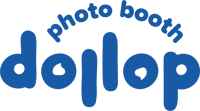 Dollop 的品牌識別圖：藍色圓潤字體的 dollop 字樣，上方以弧形排列 photo booth 兩字