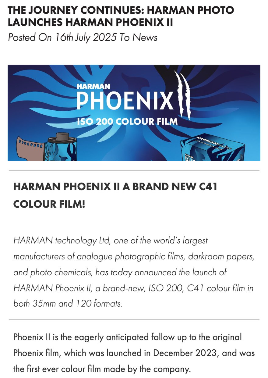 Harman Technology की आधिकारिक वेबसाइट पर 16 जुलाई 2025 की प्रेस विज्ञप्ति “THE JOURNEY CONTINUES: HARMAN PHOTO LAUNCHES HARMAN PHOENIX II”, नीले रंग का PHOENIX II ISO 200 COLOUR FILM बैनर; पाठ में लिखा है कि Phoenix II एक बिल्कुल नई ISO 200, C41 कलर फ़िल्म है, 35mm और 120 दोनों फ़ॉर्मेट में, और पिछली Phoenix दिसंबर 2023 में आई थी, जो कंपनी की पहली ख़ुद बनाई कलर फ़िल्म थी।