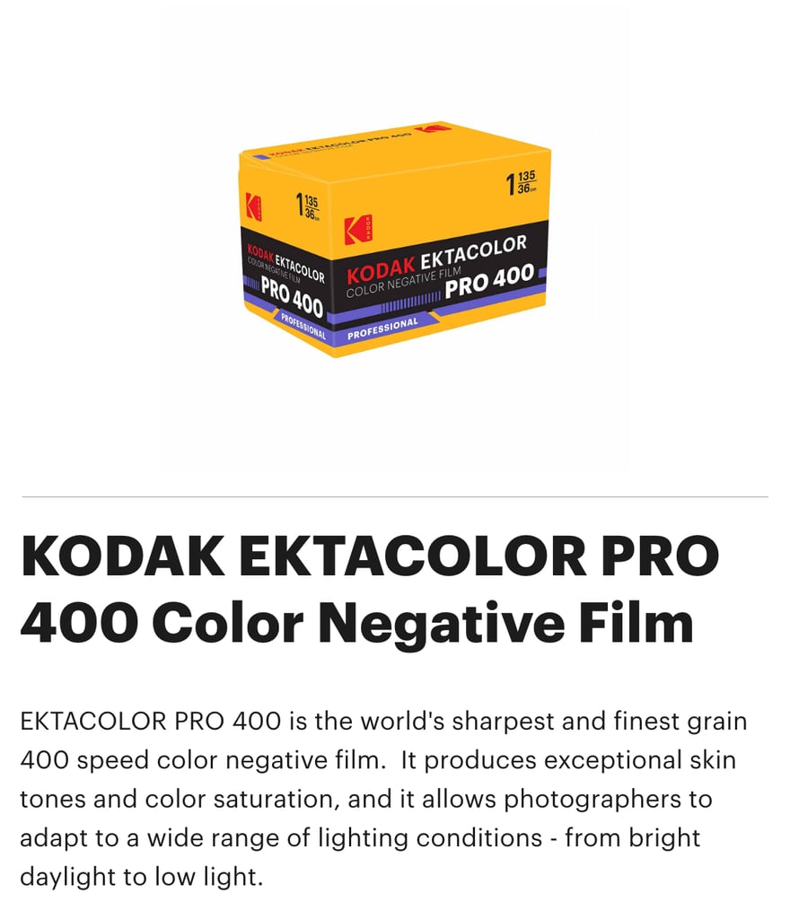 Kodak की आधिकारिक वेबसाइट पर EKTACOLOR PRO 400 का प्रोडक्ट पेज: ऊपर पीले-काले रंग का KODAK EKTACOLOR PRO 400 135 फ़िल्म का डिब्बा, शीर्षक “KODAK EKTACOLOR PRO 400 Color Negative Film”, और विवरण में इसे दुनिया की सबसे शार्प और सबसे बारीक ग्रेन वाली 400 ISO कलर नेगेटिव फ़िल्म बताया गया है।