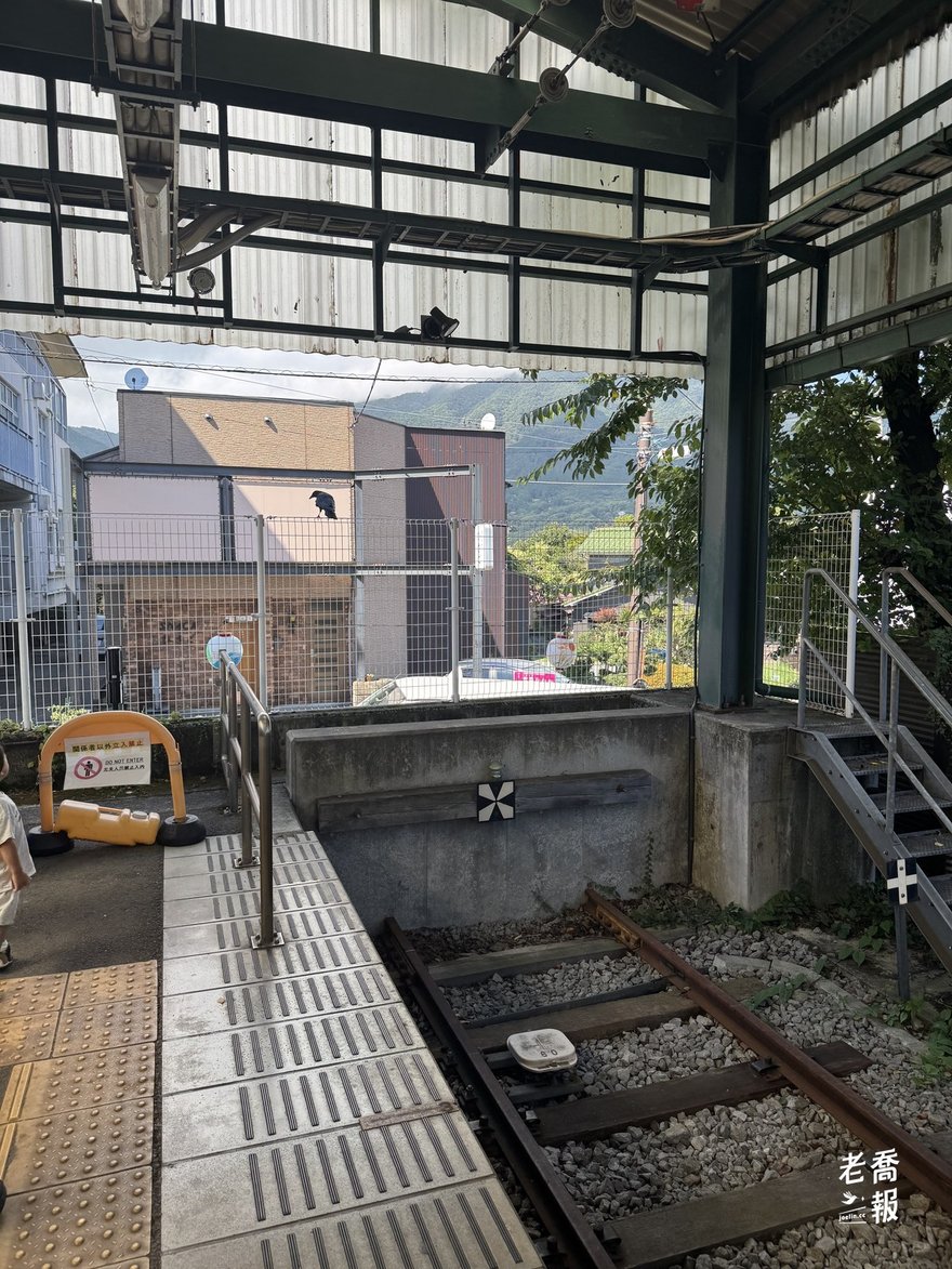 強羅站月台盡頭的車擋：鐵軌到這裡為止，強羅是登山電車的底站