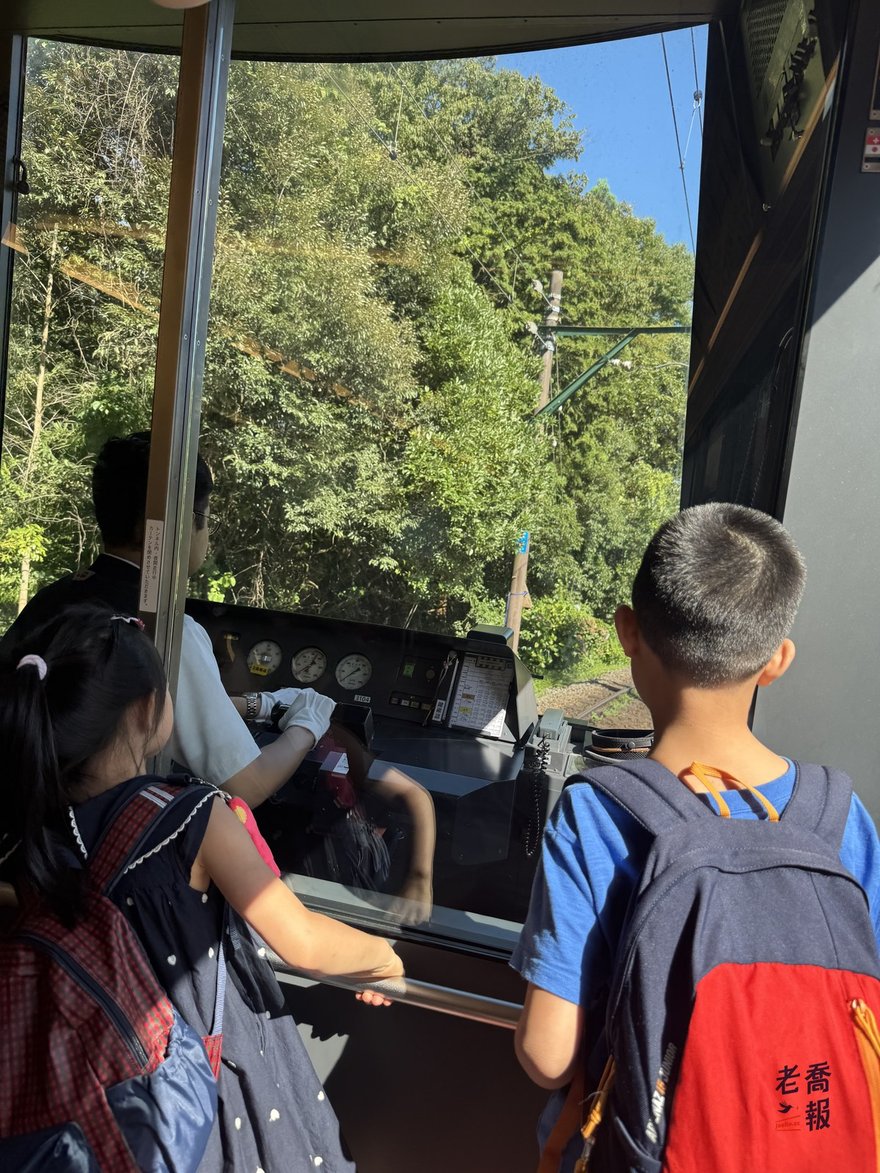 孩子們貼在箱根登山電車車廂最前端，隔著玻璃看司機駕駛列車駛進山線——這趟搭出來的鐵路課