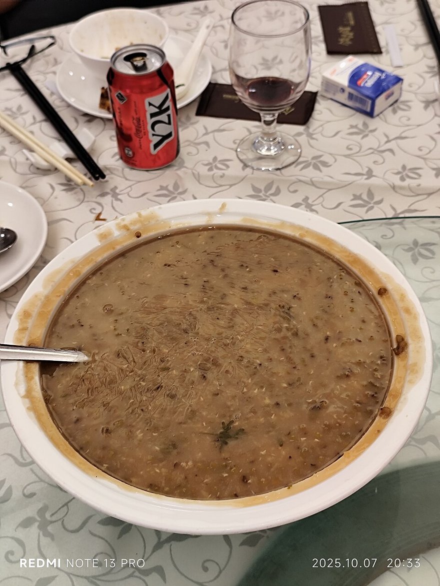 香港餐廳大碗上桌的濃稠綠豆糖水
