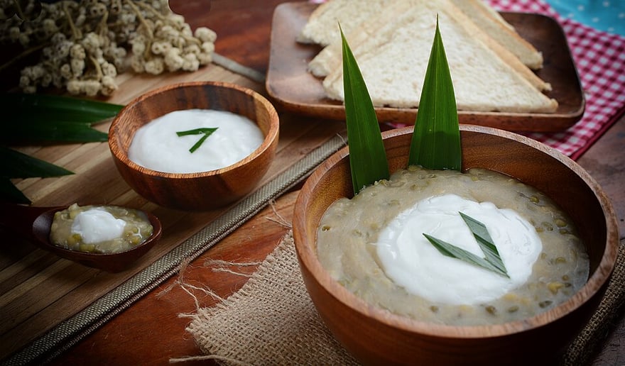 印尼 bubur kacang hijau 搭配椰奶與香蘭葉