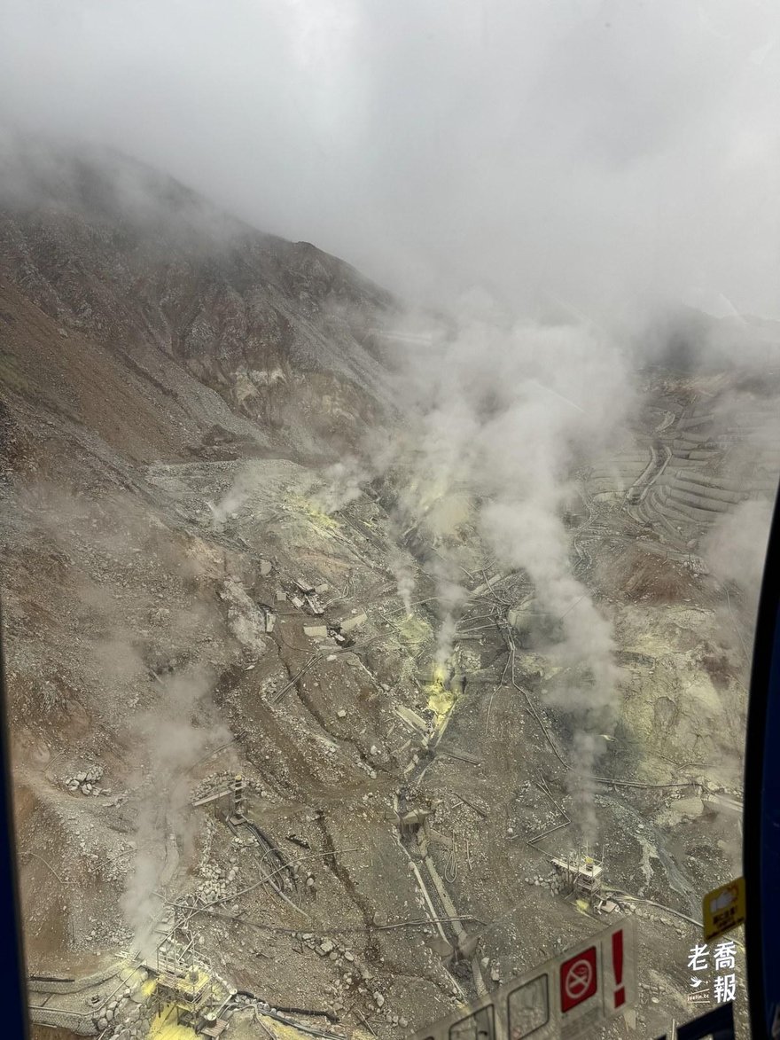 從纜車廂俯瞰大涌谷全景，多道蒸氣柱從白化的谷地升起，噴氣孔周圍有黃色硫結晶，山頭被霧覆蓋