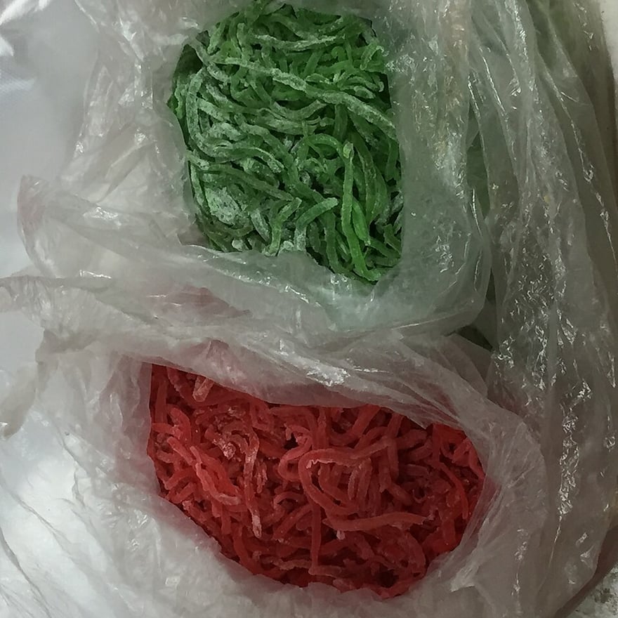 紅綠絲也稱青紅絲，呈現鮮明的紅色與綠色細條