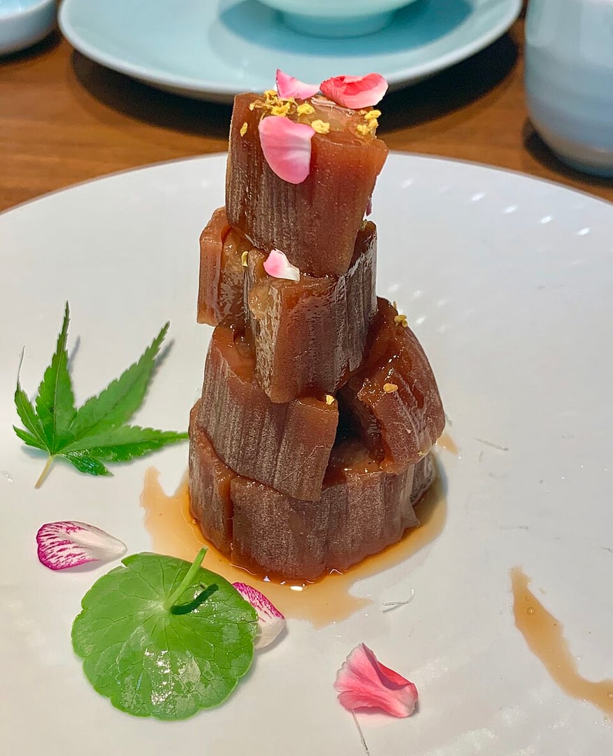 以桂花和花瓣點綴的糖藕切段