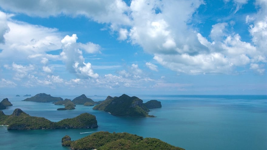 安通國家海洋公園由數十座石灰岩島嶼組成，是蘇美島出發的一日遊選項。